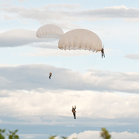 Tin tức trong ngày - Chùm ảnh: Sự nguy hiểm của lính nhảy dù