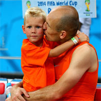 Phía sau giọt nước mắt: Robben nén đau an ủi con trai