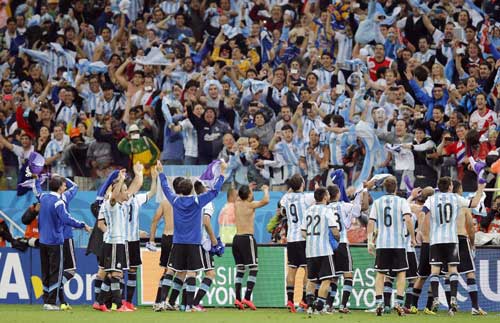 ''Tròn mắt'' với màn ăn mừng của fan Argentina - 1
