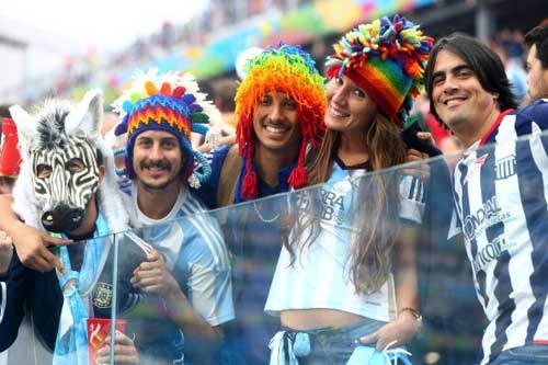 ''Tròn mắt'' với màn ăn mừng của fan Argentina - 7