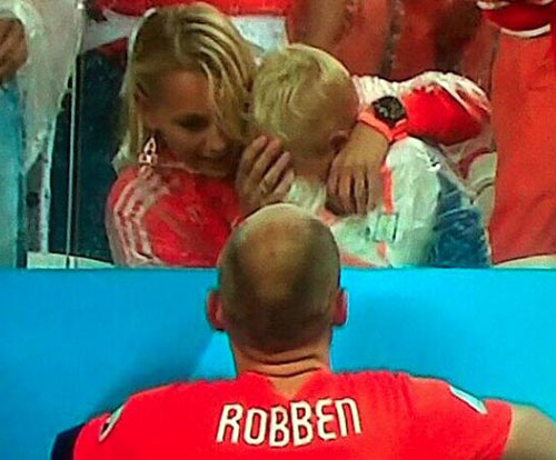 Phía sau giọt nước mắt: Robben nén đau an ủi con trai - 1