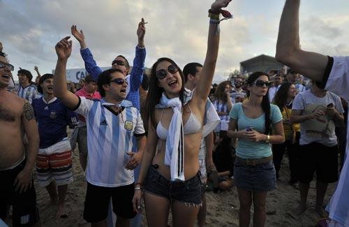 ''Tròn mắt'' với màn ăn mừng của fan Argentina - 11