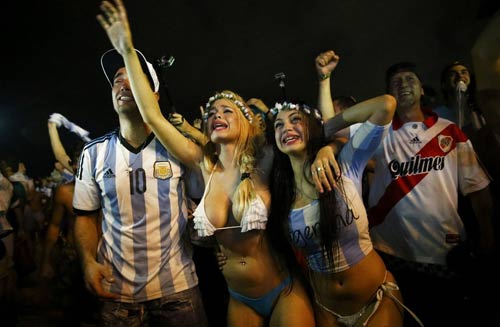 ''Tròn mắt'' với màn ăn mừng của fan Argentina - 12