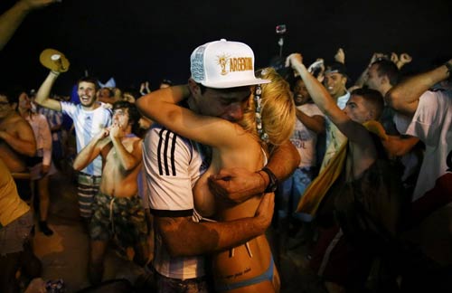 ''Tròn mắt'' với màn ăn mừng của fan Argentina - 13