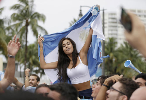''Tròn mắt'' với màn ăn mừng của fan Argentina - 2