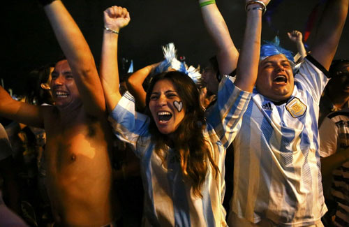 ''Tròn mắt'' với màn ăn mừng của fan Argentina - 3