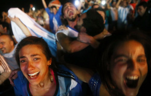 ''Tròn mắt'' với màn ăn mừng của fan Argentina - 5