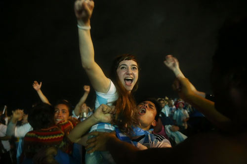 ''Tròn mắt'' với màn ăn mừng của fan Argentina - 4