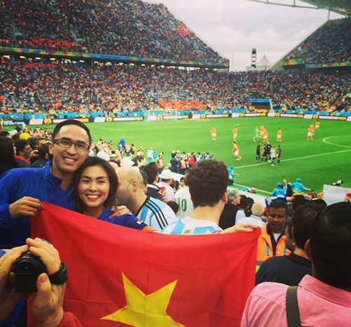 Vợ chồng Hà Tăng mang cờ Tổ quốc lên khán đài Brazil - 1