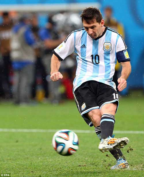 Messi sắp sánh ngang Maradona: Một tấc lên thiên đường - 1