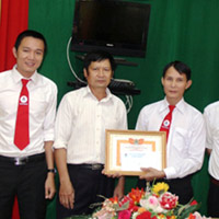 Tin tức trong ngày - Tài xế taxi trả lại gần 200 triệu đồng cho khách
