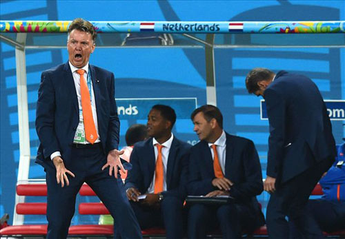 Mehmet Scholl chỉ trích gay gắt chiến thuật của Van Gaal - 1