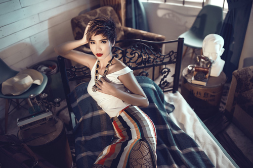 Huỳnh Nu trút xiêm y hóa "gái hư" Miley Cyrus - 8