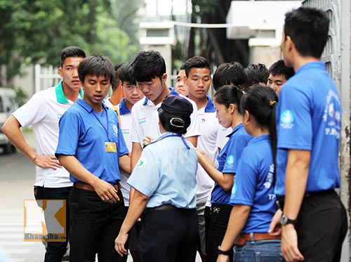 Xem tuyển thủ U19 Việt Nam đi thi Đại học - 1