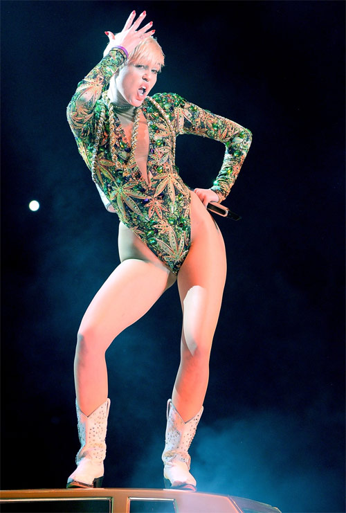 Đồ diễn "hư hỏng" của Miley đang gây sốt - 1