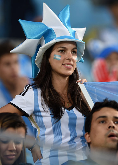 Nữ CĐV Argentina gây chú ý vì mặc áo bơi "tí hon" - 12