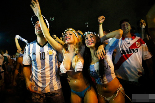 Nữ CĐV Argentina gây chú ý vì mặc áo bơi "tí hon" - 1