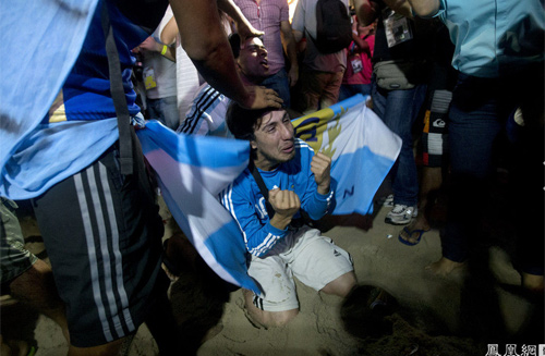 Nữ CĐV Argentina gây chú ý vì mặc áo bơi "tí hon" - 4