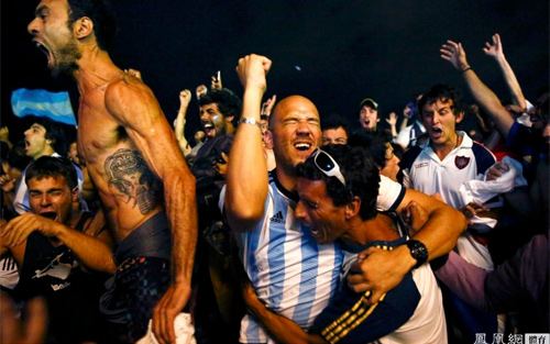 Nữ CĐV Argentina gây chú ý vì mặc áo bơi "tí hon" - 5