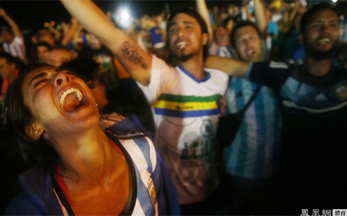 Nữ CĐV Argentina gây chú ý vì mặc áo bơi "tí hon" - 6