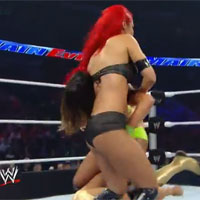 Thể thao - "Chân dài" giải WWE đại chiến: 1 không thể chống 3