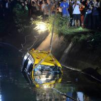 Tin tức trong ngày - TQ: Xe chở học sinh lao xuống hồ, 11 người chết thảm