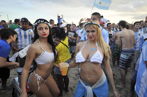 Dàn fan nữ xinh đẹp của tứ đại gia World Cup 2014 - 5