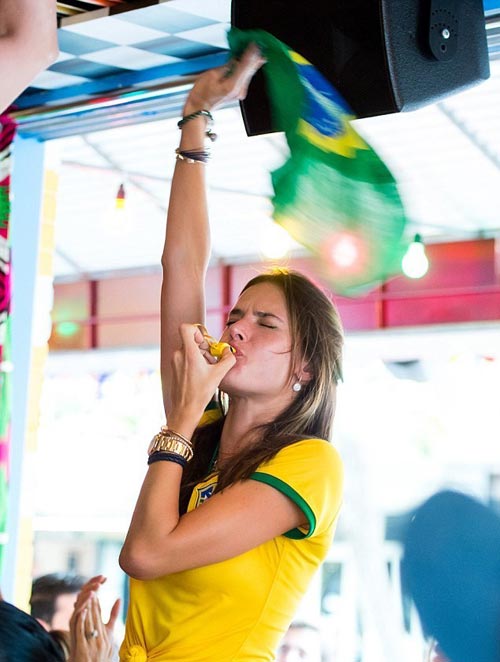Dàn fan nữ xinh đẹp của tứ đại gia World Cup 2014 - 13