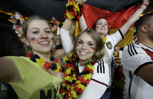 Dàn fan nữ xinh đẹp của tứ đại gia World Cup 2014 - 10