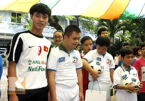 Cầu thủ U19 VN giao lưu cùng trẻ tàn tật, mồ côi - 1
