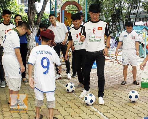 Cầu thủ U19 VN giao lưu cùng trẻ tàn tật, mồ côi - 3