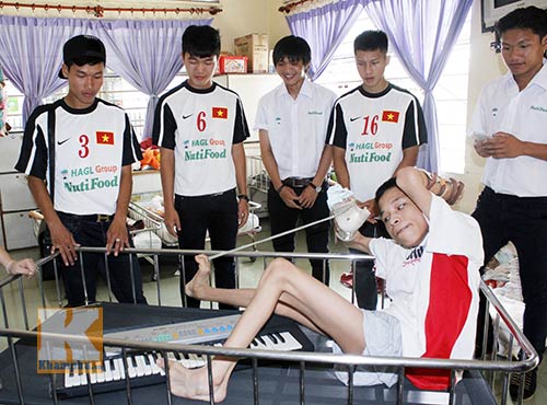 Cầu thủ U19 VN giao lưu cùng trẻ tàn tật, mồ côi - 9