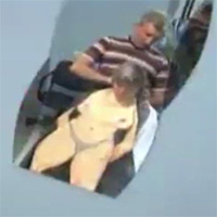 Clip “muốn cắt tóc khách hàng phải khỏa thân“