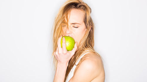 Ăn nhiều táo giúp tăng khoái cảm tình dục ở phụ nữ - 1