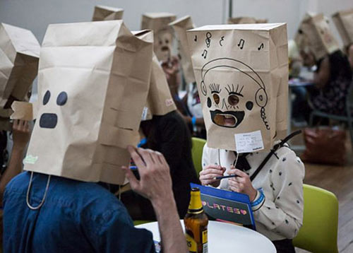 Kỳ lạ: Đội túi giấy đi hẹn hò - 3