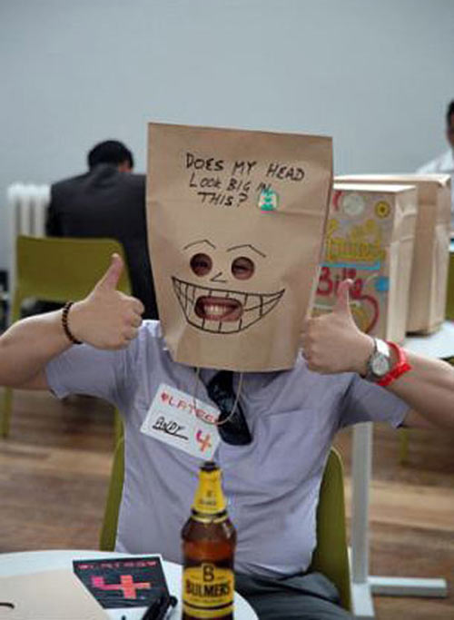 Kỳ lạ: Đội túi giấy đi hẹn hò - 1