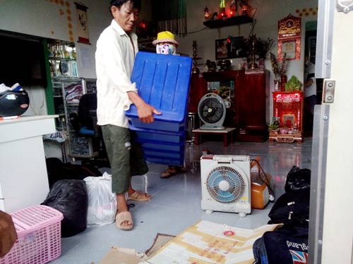 Khánh Hòa: Sợ sập nhà, dân nháo nhào "lánh nạn" - 1