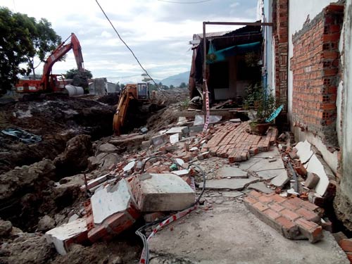 Khánh Hòa: Sợ sập nhà, dân nháo nhào "lánh nạn" - 6