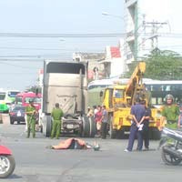 Tin tức trong ngày - Bị xe tải kéo lê 20m, một phụ nữ tử vong