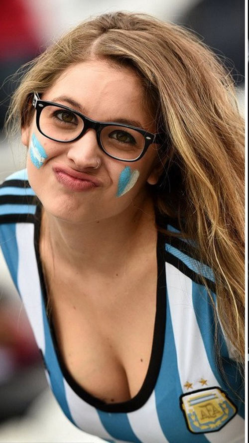 Fan nữ của Argentina và Đức so kè độ nóng bỏng - 6