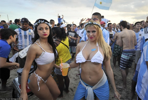 Fan nữ của Argentina và Đức so kè độ nóng bỏng - 2