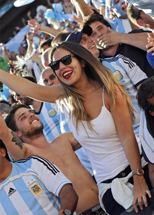 Fan nữ của Argentina và Đức so kè độ nóng bỏng - 10