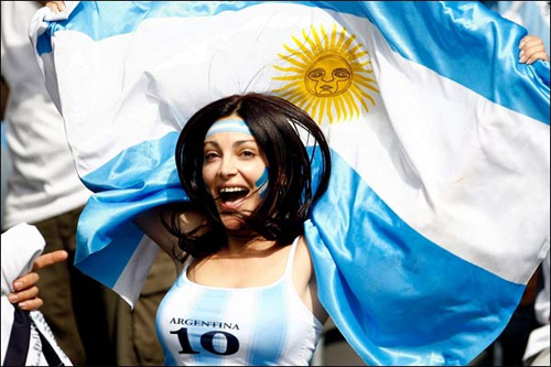 Fan nữ của Argentina và Đức so kè độ nóng bỏng - 9