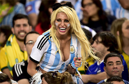 Fan nữ của Argentina và Đức so kè độ nóng bỏng - 8