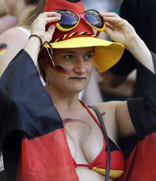 Fan nữ của Argentina và Đức so kè độ nóng bỏng - 8