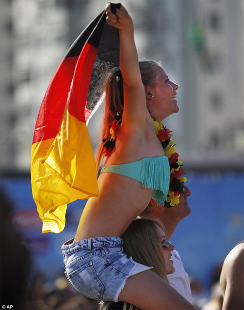 Fan nữ của Argentina và Đức so kè độ nóng bỏng - 9