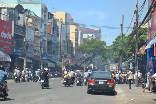 Cháy cửa hàng, dân giúp công an kéo ô tô chạy lửa - 2