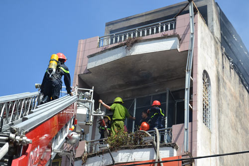 Cháy cửa hàng, dân giúp công an kéo ô tô chạy lửa - 3