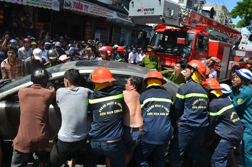 Cháy cửa hàng, dân giúp công an kéo ô tô chạy lửa - 4