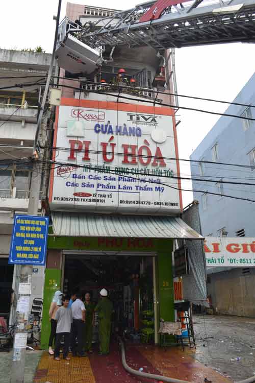 Cháy cửa hàng, dân giúp công an kéo ô tô chạy lửa - 6